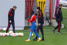 VIDEO: HLV Tuchel tụt quần Mane trên sân tập Bayern